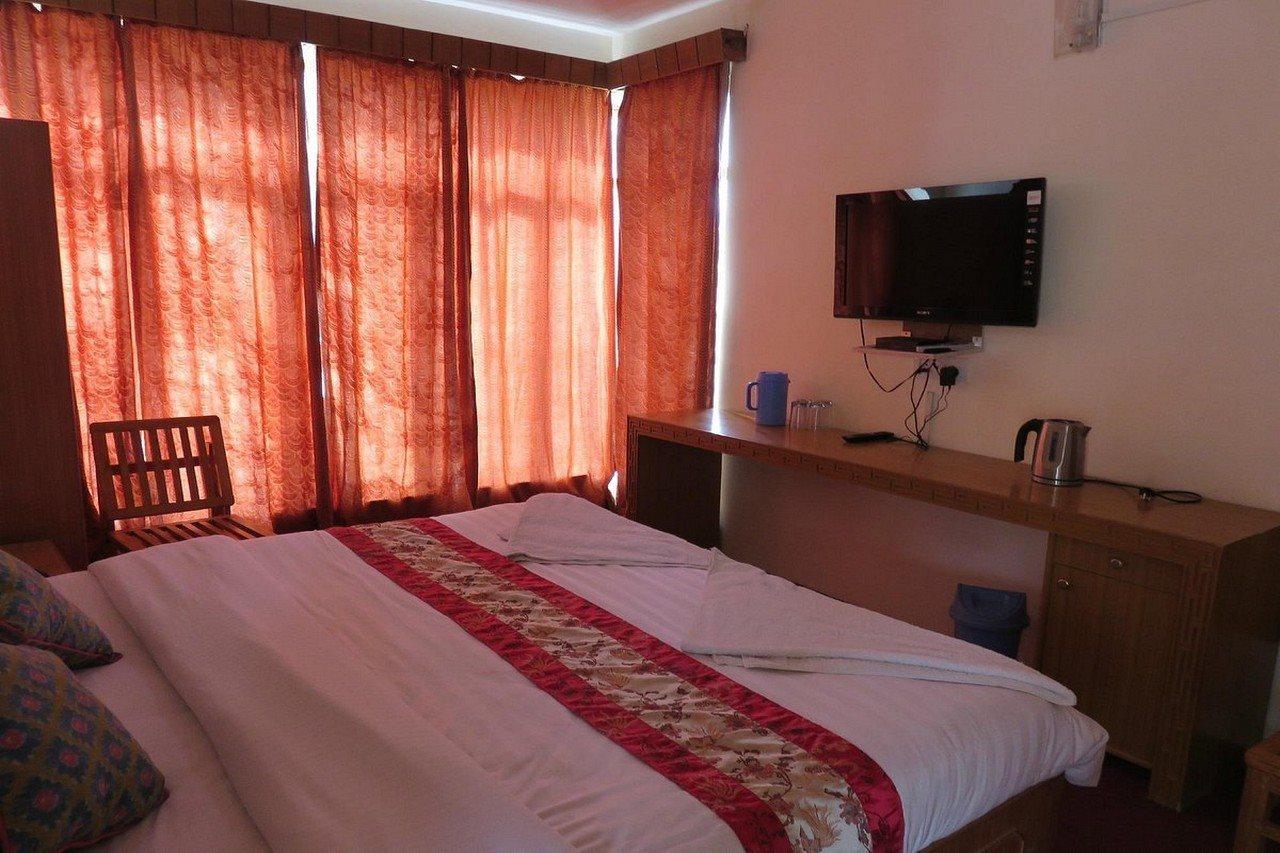 The Auspicious Hotel 레 외부 사진