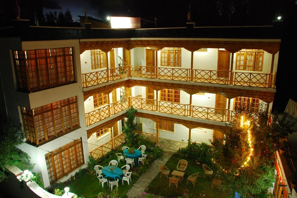 The Auspicious Hotel 레 외부 사진