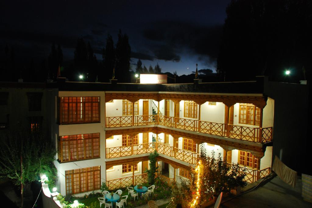 The Auspicious Hotel 레 외부 사진