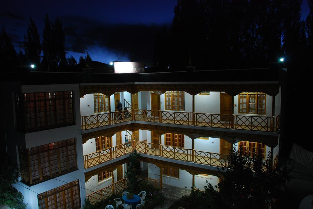 The Auspicious Hotel 레 외부 사진