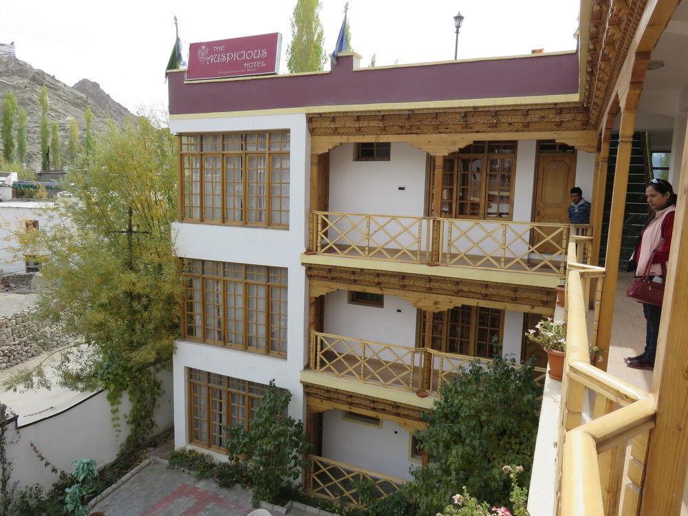 The Auspicious Hotel 레 외부 사진