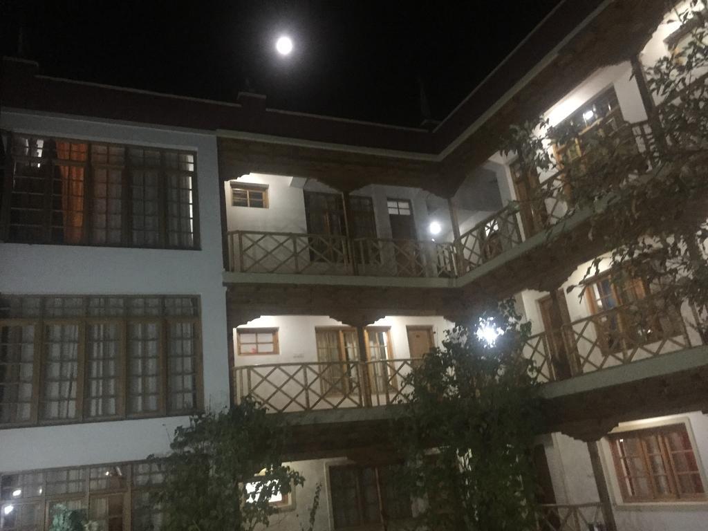 The Auspicious Hotel 레 외부 사진