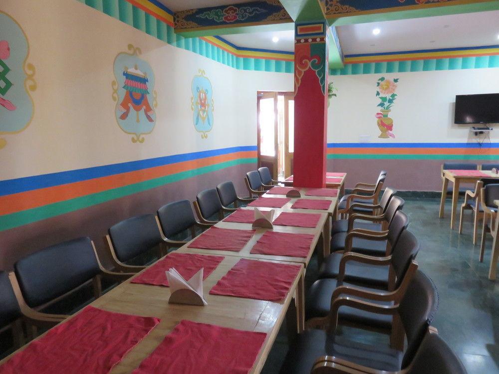 The Auspicious Hotel 레 외부 사진