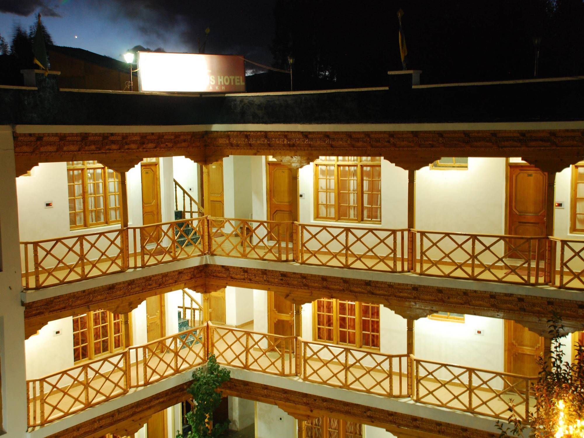 The Auspicious Hotel 레 외부 사진